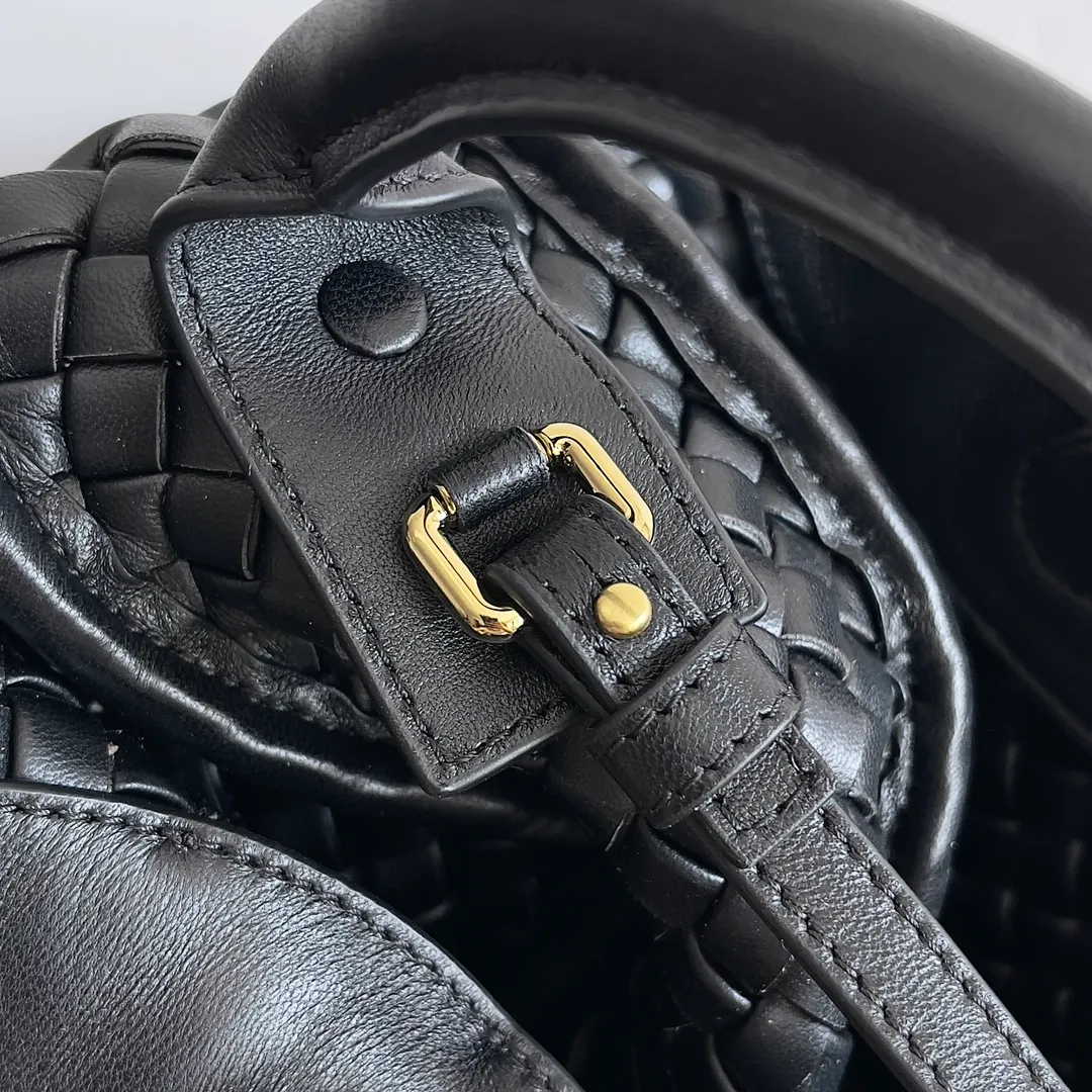 Batch 1760 BOTTEGA VENETA's new mini COBBLE bag. This season's mini Cobble series brings a new style of handbag. The body of the bag resembles the shape of a "Yuanbao", giving you good luck throughout autumn and winter! This Yuanbao bag is made of three pieces of quilted cotton and has an unlined body, showing its quiet power. The bag is carefully designed to create a three-dimensional look. The joints and edges are decorated with lambskin strips to create a sense of simplicity. The handbag is not lined, so you can directly appreciate the consistent lambskin on the outside and inside. It is beautiful both inside and outside. The top handle of this handbag is made of leather-wrapped rope and is quite sturdy. The detachable shoulder strap is secured by a leather buckle inside the bag. Can be carried by hand, carried on the shoulder or cross-body, very easy to match! Style number: 805739 Size: 23*11*8cm